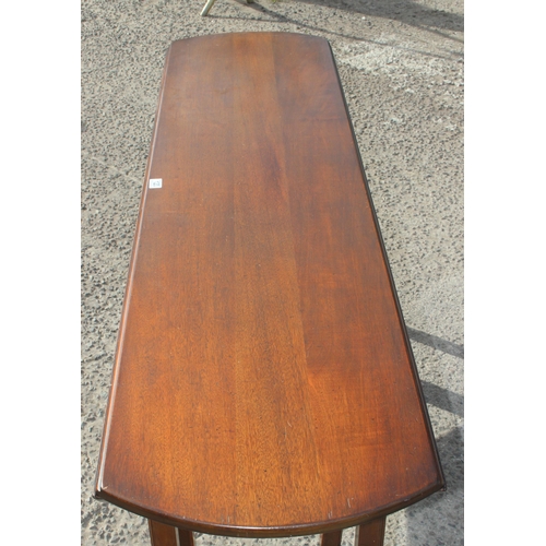 120 - An antique mahogany Irish wake table, likely late 18th or early 19th century, the extra-long oval ta... 