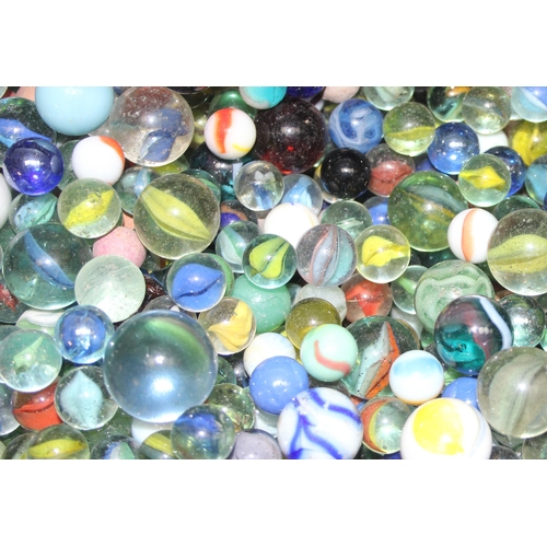 1524 - Large qty of glass and other marbles in metal tin approx 9kg