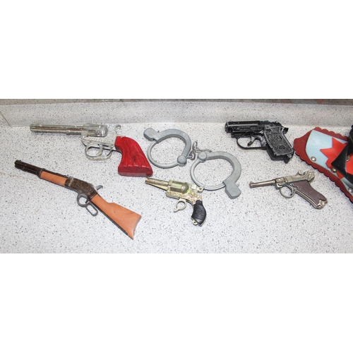 1525 - Qty of vintage toy guns to include a boxed Lone star water spud gun