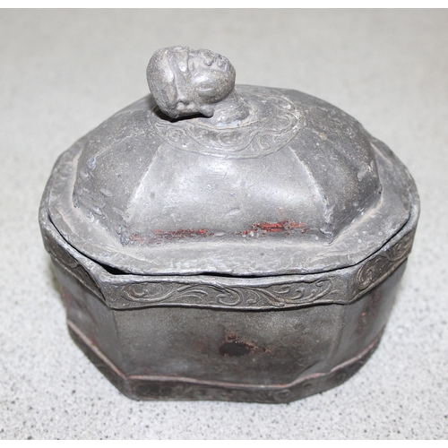 1636 - An 18th century lead tobacco jar, the cover with a slaves head knop, internally with smaller cover, ... 