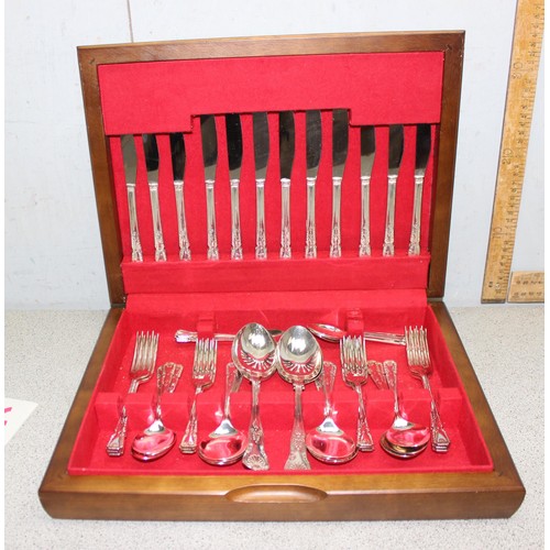 1069 - Sheffield silver plated 6 place canteen of cutlery in wooden box, seemingly complete and unused