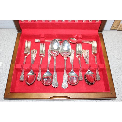 1069 - Sheffield silver plated 6 place canteen of cutlery in wooden box, seemingly complete and unused