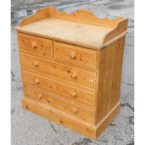 46 - Vintage pine 2-over-3 chest of drawers with gallery back/washstand with bun handles, approx 96cm W x... 