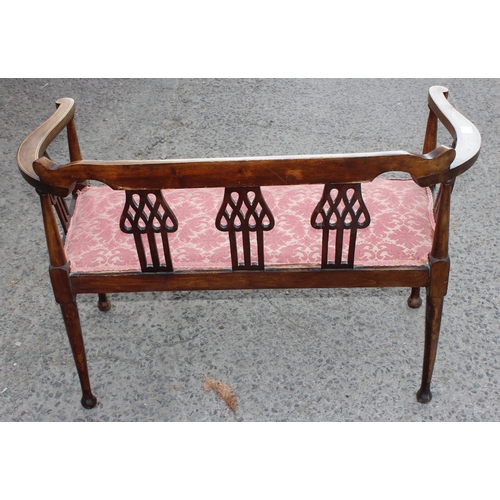 17 - Edwardian inlaid mahogany parlour settee with 3 central Art-Nouveau carved slats and one on each sid... 