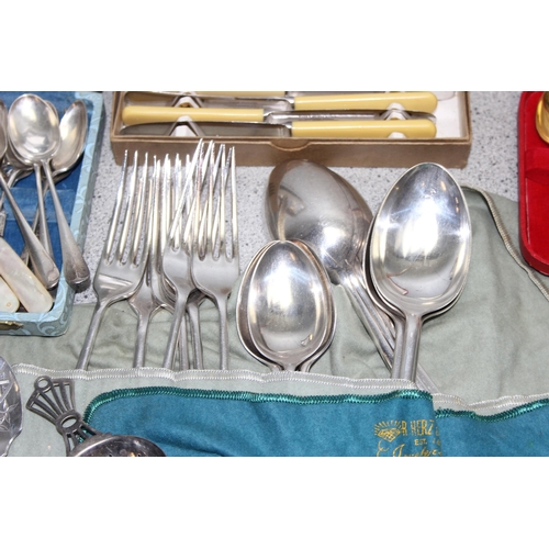 1027 - Qty of mixed silver plated flatware, some with silver collars, approx 4kgs gross