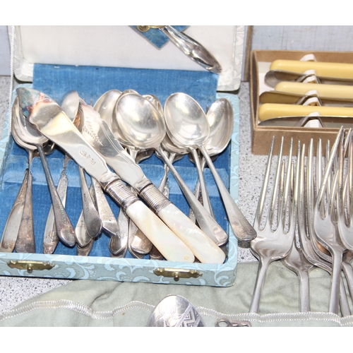 1027 - Qty of mixed silver plated flatware, some with silver collars, approx 4kgs gross