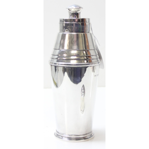 1001 - A stunning Art Deco period solid silver cocktail shaker, Birmingham 1930 by Walker & Hall, approx 44... 