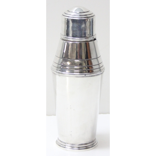 1001 - A stunning Art Deco period solid silver cocktail shaker, Birmingham 1930 by Walker & Hall, approx 44... 