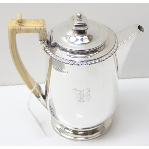 1002 - A George III period silver hot water jug, London 1820 by Samuel Hennell, approx 21cm tall, approx 68... 