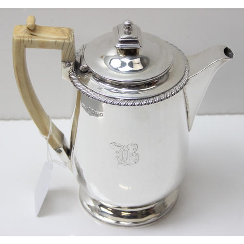 1002 - A George III period silver hot water jug, London 1820 by Samuel Hennell, approx 21cm tall, approx 68... 