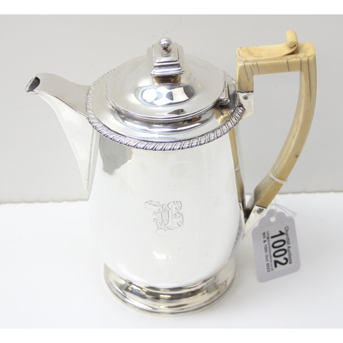 1002 - A George III period silver hot water jug, London 1820 by Samuel Hennell, approx 21cm tall, approx 68... 