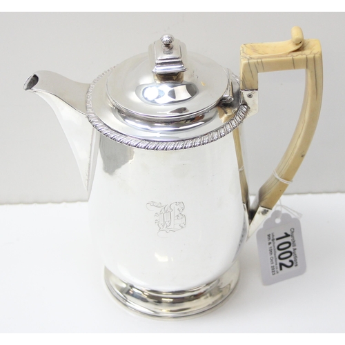 1002 - A George III period silver hot water jug, London 1820 by Samuel Hennell, approx 21cm tall, approx 68... 