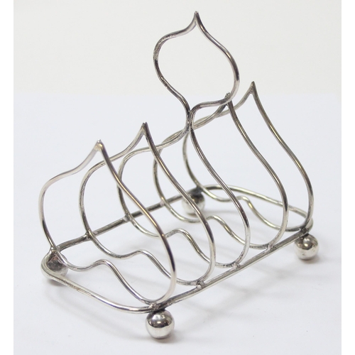 1034 - An unusual Victorian 4 slice toast rack formed as hearts, Chester 1898 by William Aiken, approx 11cm... 