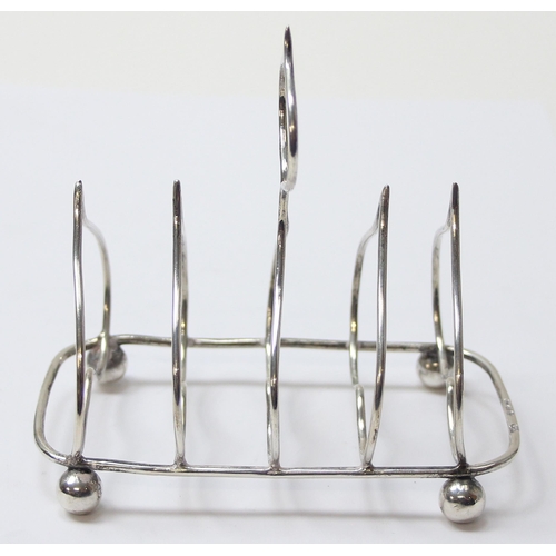 1034 - An unusual Victorian 4 slice toast rack formed as hearts, Chester 1898 by William Aiken, approx 11cm... 