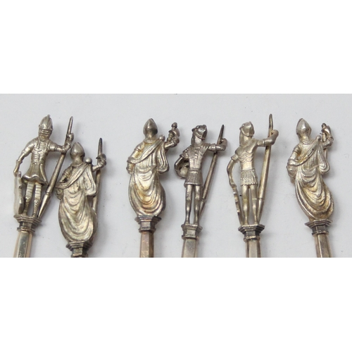 1045 - The Tichborne Spoons, a boxed set of 12 silver apostle style 