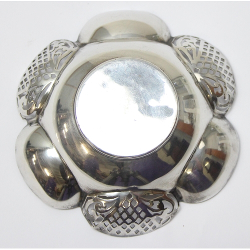 1051 - A small silver bonbon dish with pierced decoration, Birmingham 1899 by Henry Matthews, approx 11cm w... 