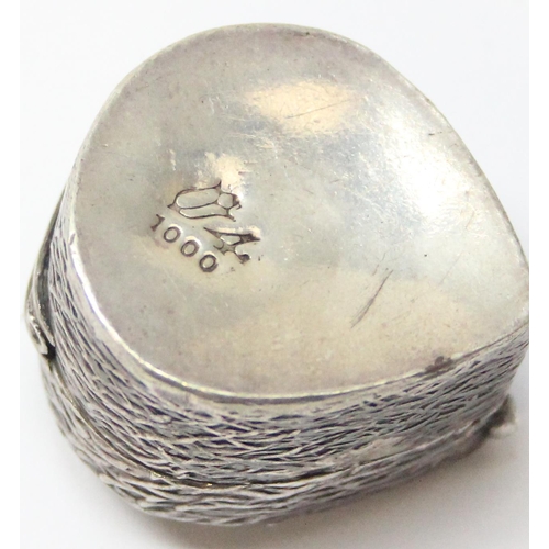 1066 - A small silver trinket box, marked 1000 and XRF tests as 999 silver and small silver snuff pot forme... 