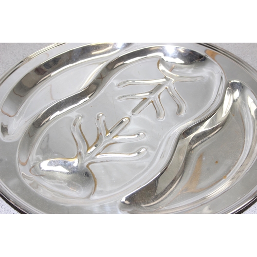 1082 - A large vintage silver plate on copper double meat serving dish with drainer, approx 47cm in diamete... 