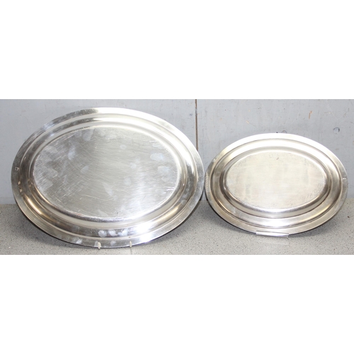 1083 - 2 large vintage silver plated serving dishes with reeded edges, indistinctly marked to reverse, the ... 