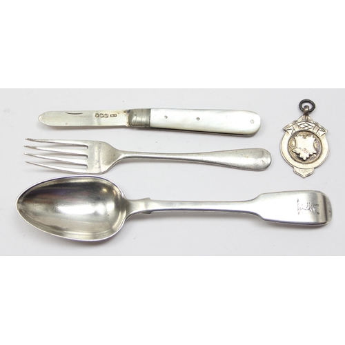 1099C - Qty of assorted silver items, various dates and makers, to inc 3 napkin rings, a silver pepper pot, ... 