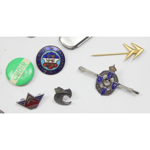 Qty of assorted military badges etc, to inc a silver REME sweetheart ...