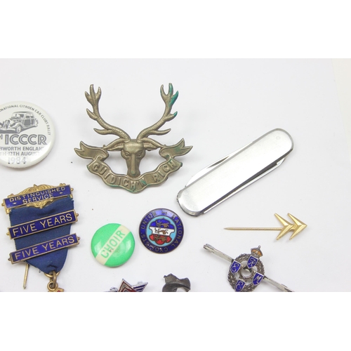 Qty of assorted military badges etc, to inc a silver REME sweetheart ...