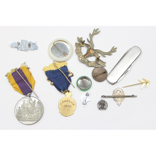 Qty of assorted military badges etc, to inc a silver REME sweetheart ...