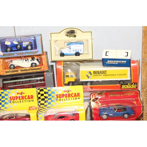 1536 - Qty of die cast model vehicles, most boxed to box to include Corgi & Maisto