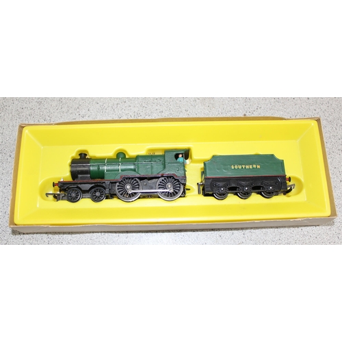 1539 - 3 boxed Hornby Railways scale models to incl OO gauge: R.041 GWR 0-6-0 Pannier Tank loco, R. 154 S. ... 