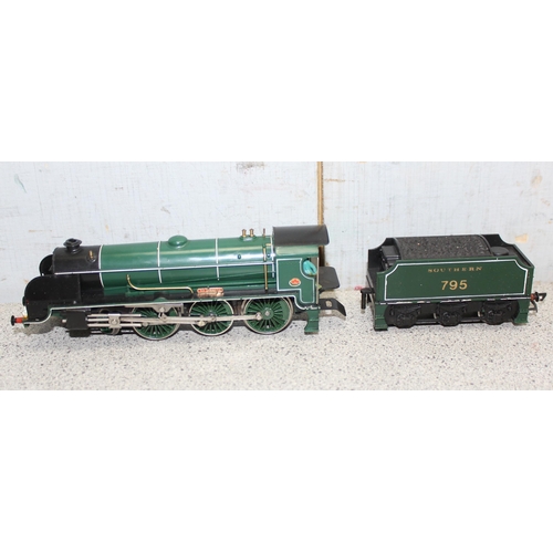 1539 - 3 boxed Hornby Railways scale models to incl OO gauge: R.041 GWR 0-6-0 Pannier Tank loco, R. 154 S. ... 