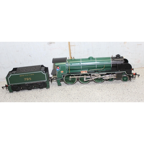 1539 - 3 boxed Hornby Railways scale models to incl OO gauge: R.041 GWR 0-6-0 Pannier Tank loco, R. 154 S. ... 