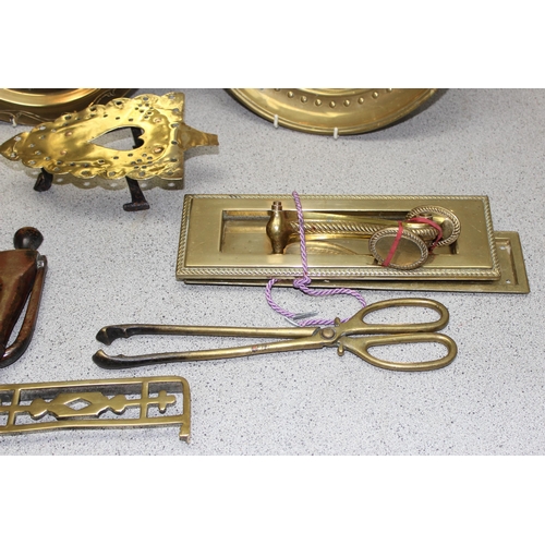 1783 - Assorted vintage brass items to incl letter box, trivet, chargers etc, approx 5.1kg gross