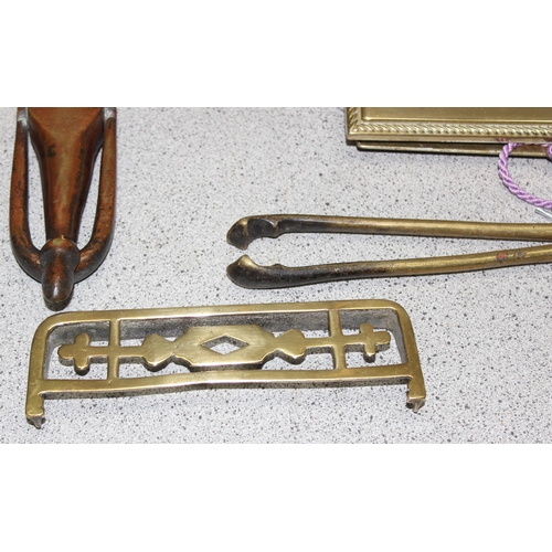 1783 - Assorted vintage brass items to incl letter box, trivet, chargers etc, approx 5.1kg gross