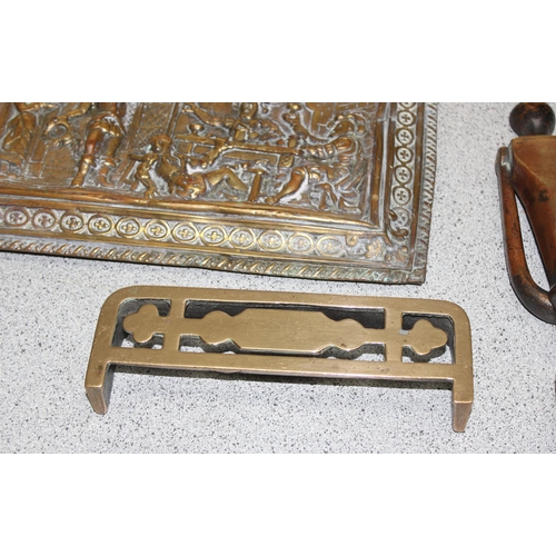 1783 - Assorted vintage brass items to incl letter box, trivet, chargers etc, approx 5.1kg gross