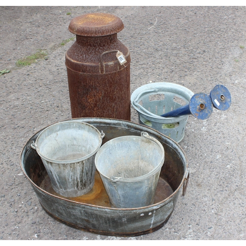 329 - Qty of assorted vintage garden metalware to inc a milk churn, vintage metal bath etc