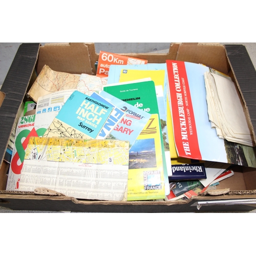 527 - Large qty of maps, booklets and tourist guides