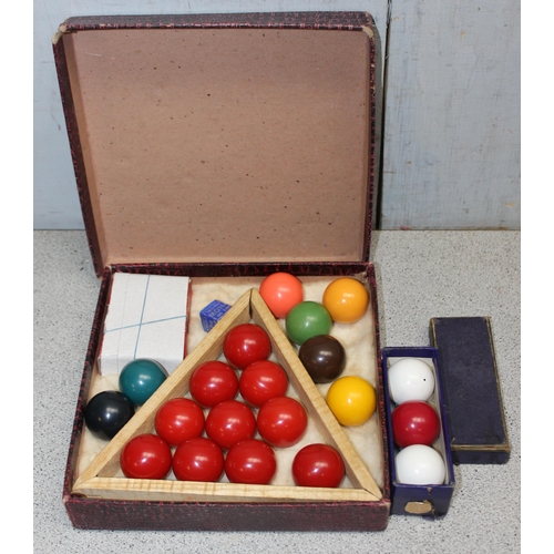 706 - Edwardian oak framed table top snooker table with adjustable levelling screws with original cues and... 