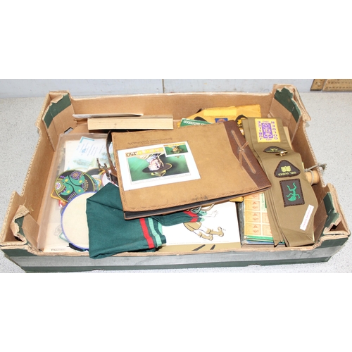 714 - Qty of Scout, Girl Guides and Brownies ephemera to incl sashes, patches and badges, associated books... 