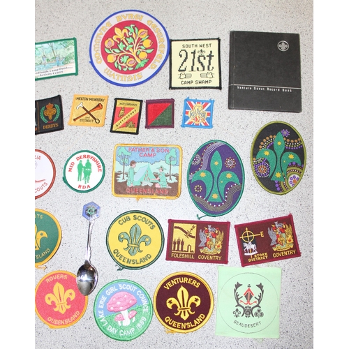 714 - Qty of Scout, Girl Guides and Brownies ephemera to incl sashes, patches and badges, associated books... 