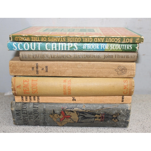 714 - Qty of Scout, Girl Guides and Brownies ephemera to incl sashes, patches and badges, associated books... 