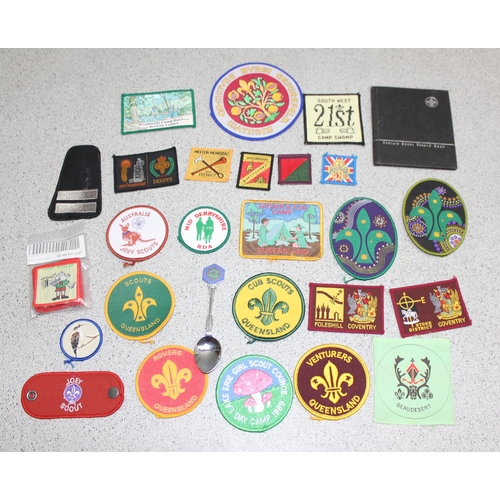 714 - Qty of Scout, Girl Guides and Brownies ephemera to incl sashes, patches and badges, associated books... 