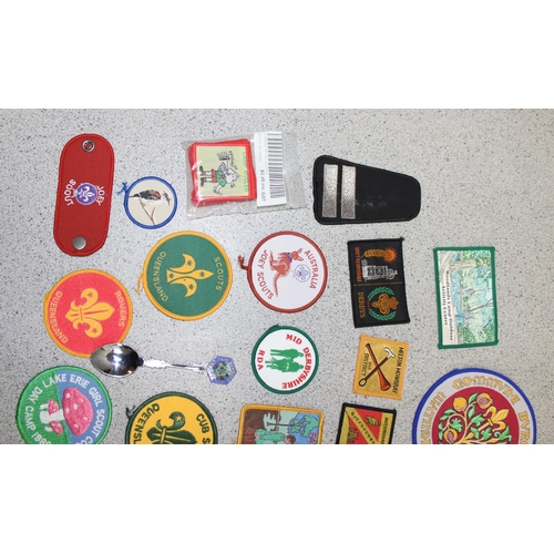 714 - Qty of Scout, Girl Guides and Brownies ephemera to incl sashes, patches and badges, associated books... 