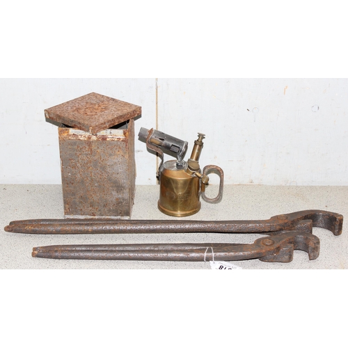 818 - 2 hand-forged blacksmiths' tools and a tin containing a vintage blow lamp by A. B. Optimus, made in ... 