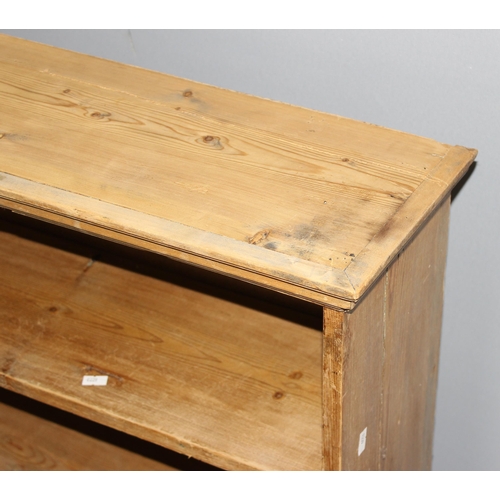 91 - A vintage or antique pine bookshelf, approx 129cm wide x 22cm deep x 77cm tall