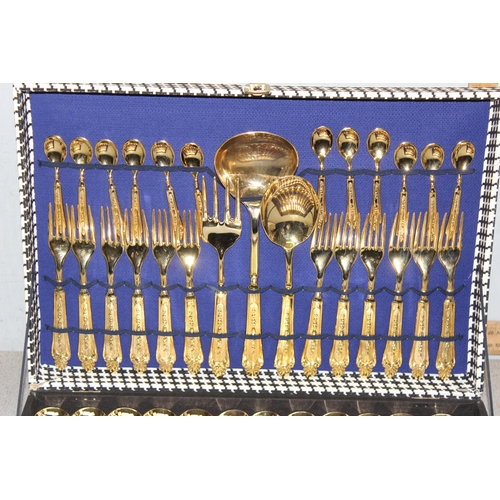 1061 - Boxed 24ct gold plated Italian cutlery set