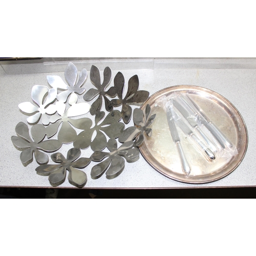 1065 - Qty of silver plated items to include serving tray, candlesticks and cutlery approx. 6.6kg