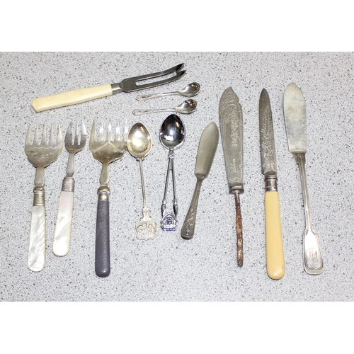 1065 - Qty of silver plated items to include serving tray, candlesticks and cutlery approx. 6.6kg