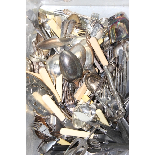 1068 - Mixed box of silver plated and other cutlery approx. 9.2kg