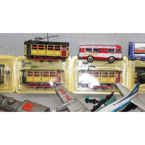 1511 - Qty of boxed and unboxed collectable to vehicles to include a boxed Hudson J3-a Streamliner