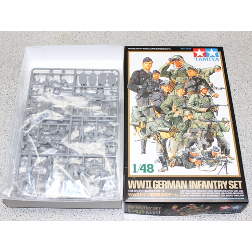 1512 - Qty of kit model toys to include 1/48 scale WWII German infantry set and a Kenny Penny flying indoor... 